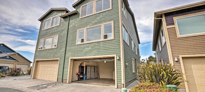 Gold Beach Townhome with Ocean Views and Sunroom! Hotels in Curry County