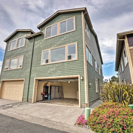 Gold Beach Townhome with Ocean Views and Sunroom!