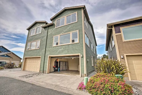 Gold Beach Townhome with Ocean Views and Sunroom! - Wifi