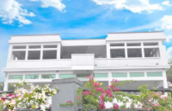 Rose Hill Bungalow Hotels near City Mills