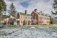 Spacious Estate w/ Courtyard: 2 Miles to Downtown! - Wifi