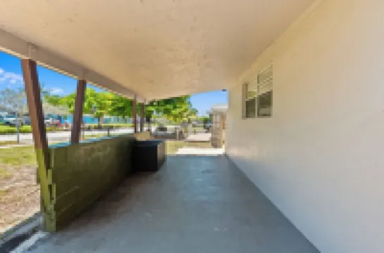 Stylish Queen Suite : Near Beach + Shops + Dining Hotels in Oakland Park