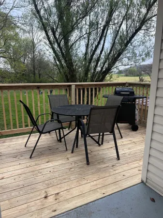 Chillin Time is a cozy pet friendly home 6 miles from Mammoth cave!