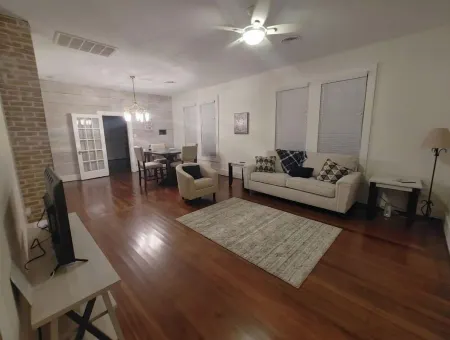 The Cottage on Main Отели в г. Бренхем