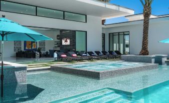 Sleeps 26 Pool, Hot Tub, Pickleball & Putting Green Bravo Villa #12 by Avantstay