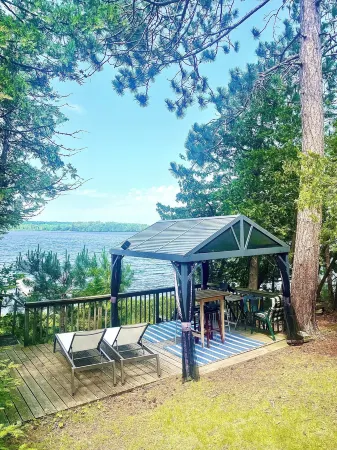 Wolfe Lake Cottage sleeps eight - Nipissing, Ontario, Canada Отели в г. Ниписсинг