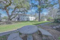 Studio Near Downtown - King Bed - Walk to Tiger Stadium