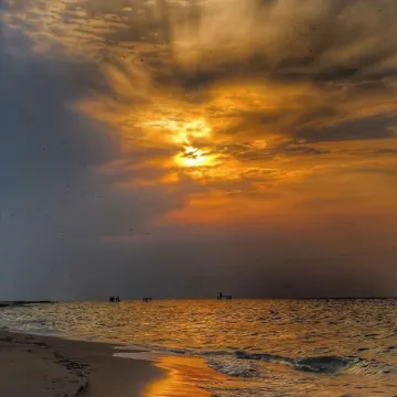 EASY STREET RETREAT! Private beach