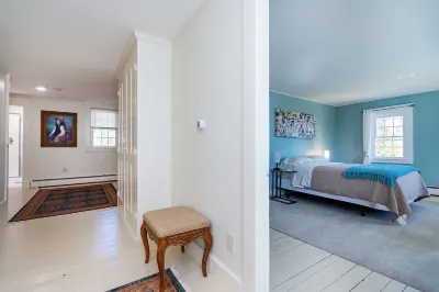 Coastal Farmhouse at Ninigret Pond. Blocks to the beach.  Sleeps 4 to 12 people Frosty Drew Observatory附近的飯店