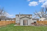 Split Suite 3 Bedroom, Large Dining Area, Fenced Yard Hotels in West Omaha