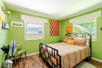 All The Waters Retro Home on Lake Michigan- PRIVATE BEACH-Large, shaded backyard Hotels in Hagar Township