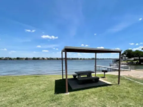 Lake view & tree house vibes with 2 outdoor decks!
