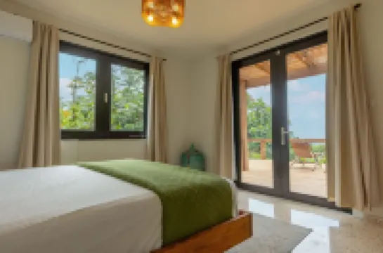 Coyaba House- Private Pool Oasis w/ Ocean View Near The Rainforest & Beaches サルサルのホテル