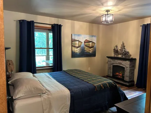 Bear's Den, A cozy 3-bedroom cabin in mature woods on Neebish Island with WiFi