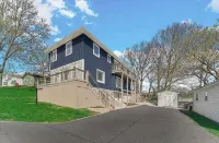 Luxury Lakefront Getaway Sleeps 16 near Chicago Family Friendly