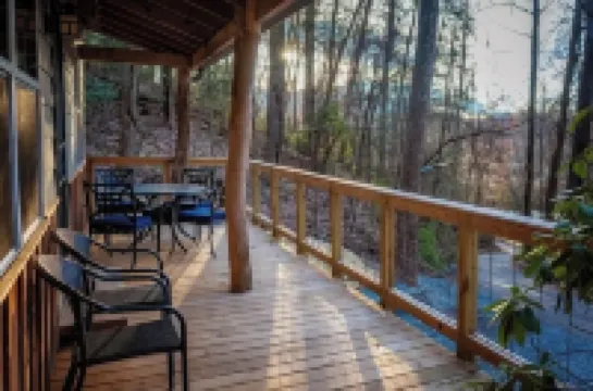 Hillside Haven: King Loft, Wifi,Hot Tub & Fire Pit, 2 Lights to Downtown!