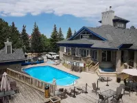 Rustic Mountainside Chalet Hotels in Blue Mountains