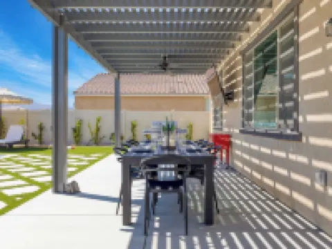 スリープス 16！プール オアシス ウィズ ゲームルーム、ホットタブ、ファイヤーピット デザート エデン by アヴァンステイ コーチェラのホテル