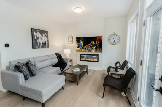 Luxury Home in Oakville Hotels near Sheridan College Trafalgar Road Campus