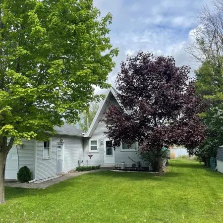 AllSports lakefront cottage. 3 bedrooms, 2 baths, private beach, yard and deck