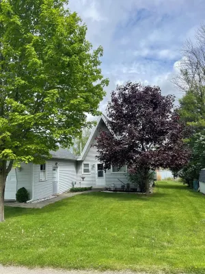 AllSports lakefront cottage. 3 bedrooms, 2 baths, private beach, yard and deck Hotels in Grattan Township