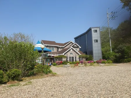 Daebudo Nurimaru Pension (Unshared House, Pool Villa) Отели рядом с достопримечательностью «365 대부도 캠핑시티»
