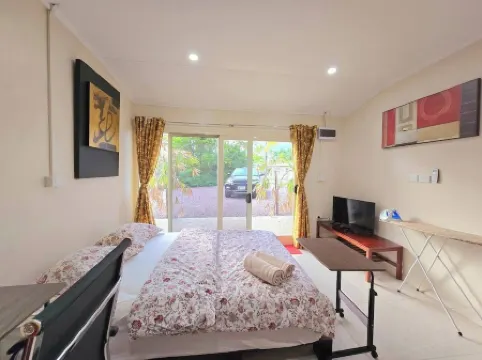 Seaside Exotic Studio: Walk to the seawall and Suva City: Free Wifi & Parking