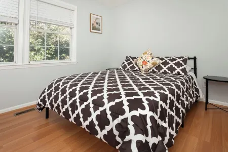 Fully Renovated 2 bdrm/2.5ba near UNC & Weaver St!