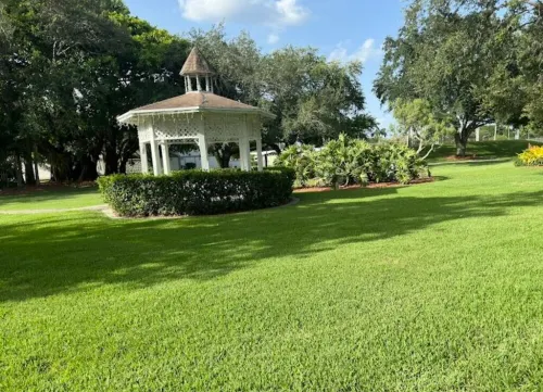 Charming 2-bedroom house in lovely Clewiston with boat parking available.