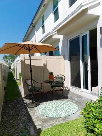 Secure and Cozy Townhouse in the Heart of Stuart! Pet Friendly.