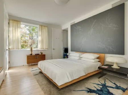 Modernist treehouse nestled in nature w/ access to pvt tennis minutes to ocean. Отели рядом с достопримечательностью «Sag Harbor Historical Museum: The Annie Cooper Boyd House»