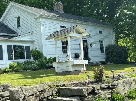 Track Season Adirondack Farmhouse Apartment Отели в г. Лейк Лузерн