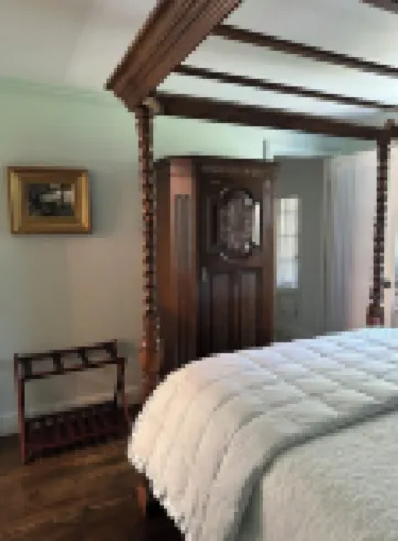 Carriage House under Live Oaks In Historic Downtown Beaufort with Patio Garden