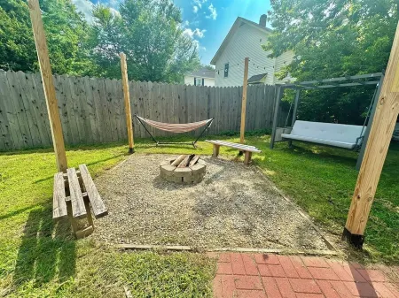 Downtown Hot Tub Escape Отели в г. Кин