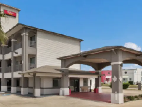 Red Roof Plus+ Galveston - Beachfront Hotels in Galveston