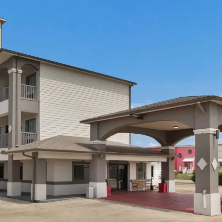 Red Roof Plus+ Galveston - Beachfront Отели рядом с достопримечательностью «Парк Муди Гарденс Аттракшенс Тем»