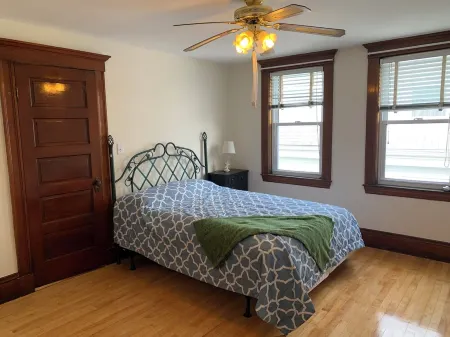 Spacious 3-bedroom apartment with WiFi, AC in amazing Everett Отели в г. Эверетт