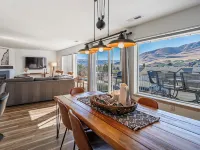 Cozy Chelan Condo, Lake & Mountain Views 쉐란 호텔