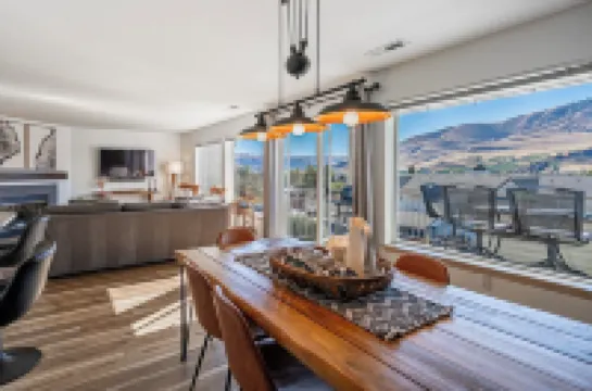 Cozy Chelan Condo, Lake & Mountain Views