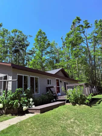 Charming 3-bedroom house with WiFi and AC in gorgeous Gaylord.