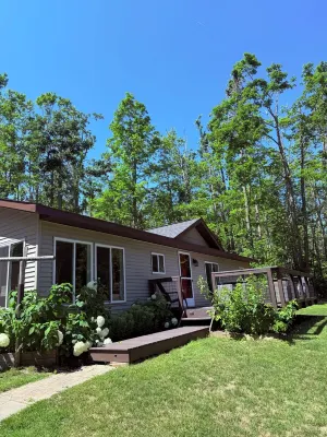 Charming 3-bedroom house with WiFi and AC in gorgeous Gaylord.