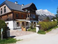 Friendly family apartment in a quiet location with a view of the Grimming 格里明附近的飯店