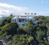 Designer Waterfront Villa with Sublime Views - Private & Exclusive. Free Kayaks. - Villas