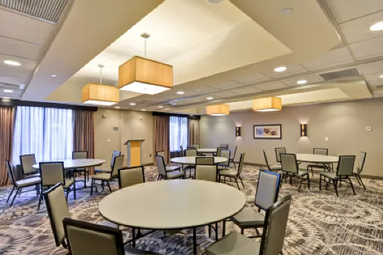 DoubleTree by Hilton Hotel Baton Rouge Отели рядом с достопримечательностью «Брекс Блубоннет Суомп Нейчер Сентер»