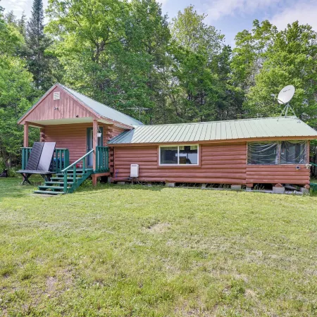 Peaceful Lakefront Cabin Getaway Dock, Fire Pit!