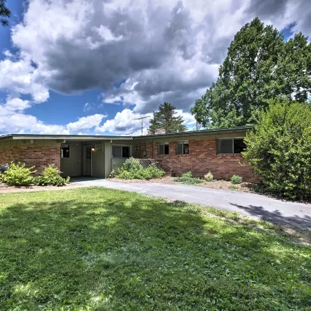 Stair-Free Lexington Home w/ Blue Ridge Mtn Views!