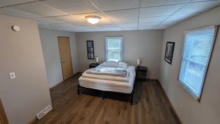 Massive 2-bedroom lower unit with fast WI-FI & in unit washer/dryer Отели рядом с достопримечательностью «Университет Висконсин в Барабу / Сок»