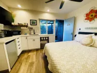 Hula Hale - Walk to Cafe - At start of the Road to Hana