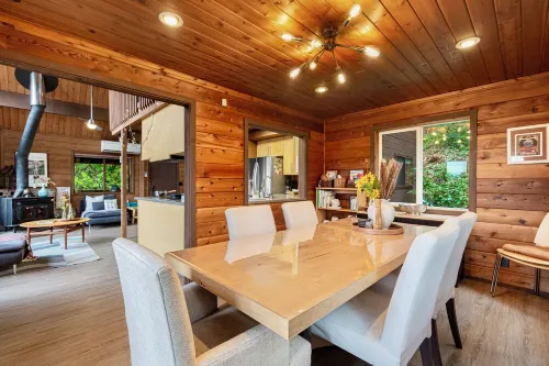 Charming 3-bedroom cabin in Woodinville with AC, WiFi