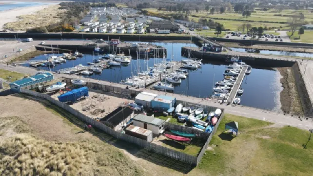 Centre of Town, Minutes to the Beach and Transport Hubs, Private Parking!